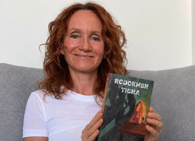 V každé rodině existují věci, o kterých se nemluví. Manipulace vydávaná za lásku. Citové vydírání schované za „péči". Generace žen, které se musely zmenšit, aby přežily. Generace mužů, kteří byli naučeni necítit. Navenek normální rodiny. Uvnitř roky ticha, studu a neviditelných ran. Bára Englischová ve své deváté, dosud nejotevřenější knize, odhaluje rodová traumata a destruktivní vzorce, které se dědí z generace na generaci.