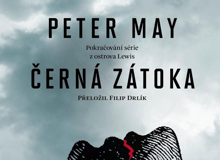 Přesně den po českém vydání románu Černá zátoka přišla z Francie smutná a zcela nečekaná zpráva. Autor oblíbených krimirománů Peter May zemřel v pátek 25. září ve věku sedmdesáti čtyř let. Zprávu na sociálních sítích potvrdila jeho manželka.