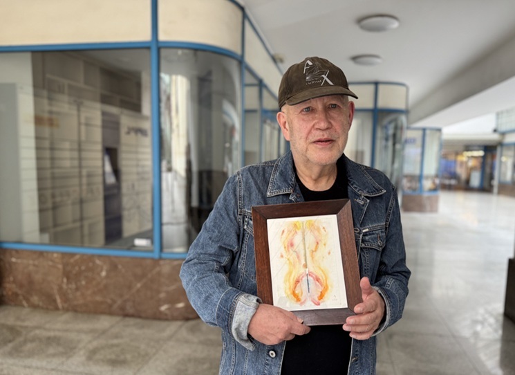 Karlu Teigemu bylo dvacet let, když se podílel na vzniku Devětsilu. Jak se z tak mladého člověka stala jedna z klíčových osobností české avantgardy? Proč spisovatel Jiří Kamen postavil vedle něj v názvu své nové knihy harlekýna? A jaký život vedl Teige se ženami,
které byly jeho partnerkami i spolupracovnicemi? Více v knize Teige a harlekýn: Příběhy české avantgardy. Vychází v rámci Velkého knižního čtvrtku 15. října.