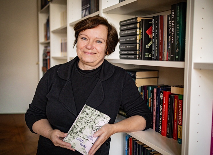 <p>V knize Příští voda vypráví Lada Vávrová (1967) příběh Marty,
která čelí prázdnotě po smrti manžela pomocí každodenních rituálů, uzavřená v domě na konci vesnice. Dcery z předchozího vztahu už dávno vyletěly z hnízda a komunikace s nimi vázne. Součástí Martina života začíná být osazenstvo sousedního domu. Je to mladý pár s údajně autistickým synkem. Foto: Jan Křikava</p>
