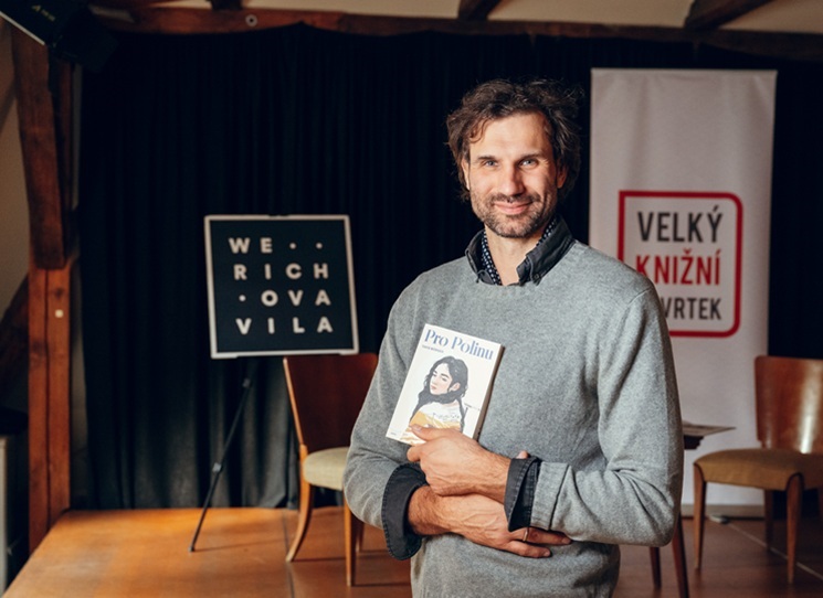 Román Pro Polinu připomíná moderní, melancholickou pohádku, rozkročenou přes tři desetiletí. Hannes a Polina jsou přátelé od dětství. Vyrůstají bez otců ve zchátralé vile uprostřed rašeliniště. Majitelem domu je starý spisovatel Heinrich Hildebrand. Uznávaný německý spisovatel a investigativní novinář Takis Würger přijel na zahájení Velkého knižního čtvrtku do Prahy.  Foto: Jakub Hrab