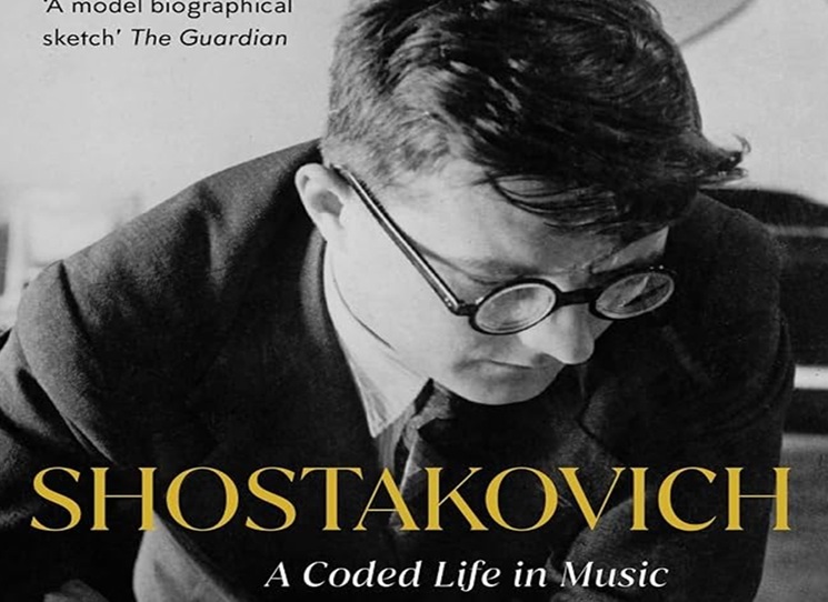 V záplavě publikací věnovaných Dmitriji Šostakoviči, které vycházejí v zahraničí, představuje kniha Briana Mortona zdařilý pokus spojit historickou biografii, hudební analýzu a portrét člověka, který byl nucen prožít většinu svého života ve stínu totalitní moci. Nejde o suchou muzikologickou studii, ale o poutavé vyprávění o jednom z nejvýznamnějších skladatelů 20. století a o jeho složitém zápasu se sovětským režimem.