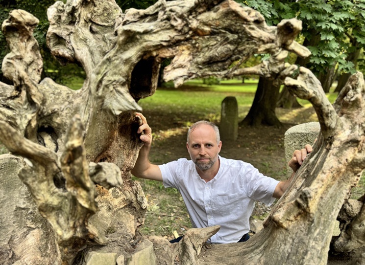 Svět čtyř bohů ho napadl v meditační jeskyni. Při psaní své první fantasy Jakub a malá čarodějka si pak položil otázku, jak by lidé reagovali, kdyby magie opravdu existovala. Pod dobrodružným příběhem se tak skrývají větší témata, nad kterými mohou přemýšlet děti i dospělí. Václav Dvořák mluví o tom, proč se do jeho světa mohou začíst i rodiče a jak se vypořádal s tím, že se první verze rukopisu jeho rodině nelíbila.