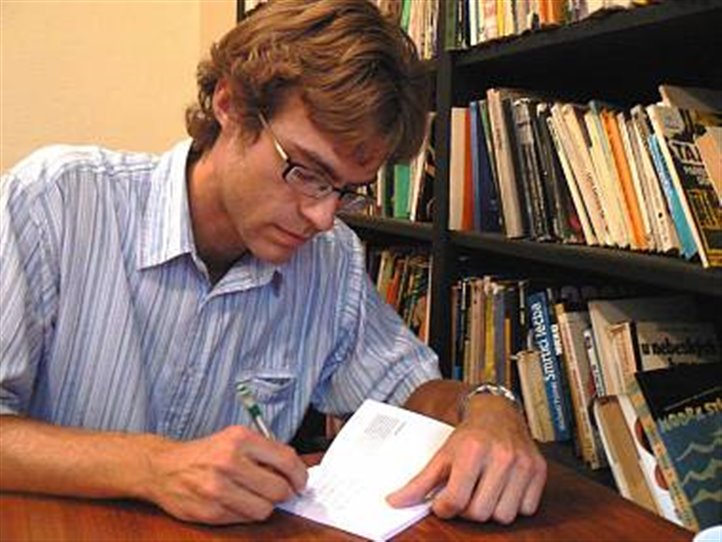 Nový pořad baru Jiný kafe. Poprvé s básníkem a překladatelem Alešem Misařem.